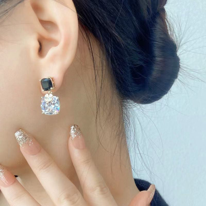Fragrant Wind Asymmetric Black and White Crystal Earrings