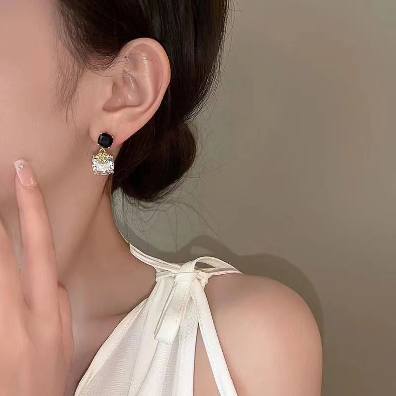 Fragrant Wind Asymmetric Black and White Crystal Earrings